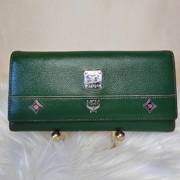 🔹️MCM 🔹️LONG green wallet ✨️💚 - Picture 1 of 9